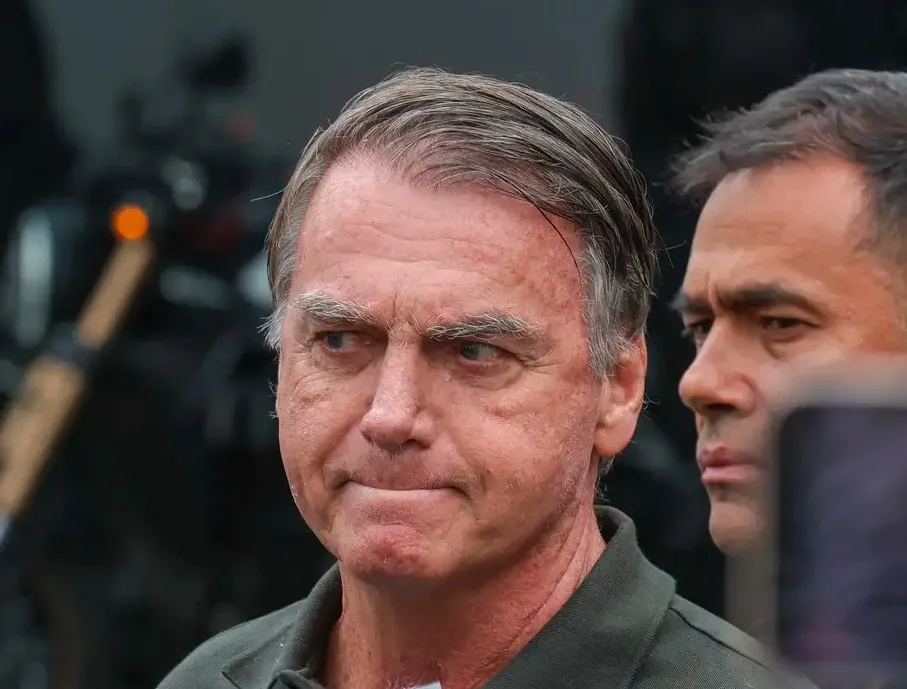 Bolsonaro pede liberação de visitas de Flávio na prisão domiciliar