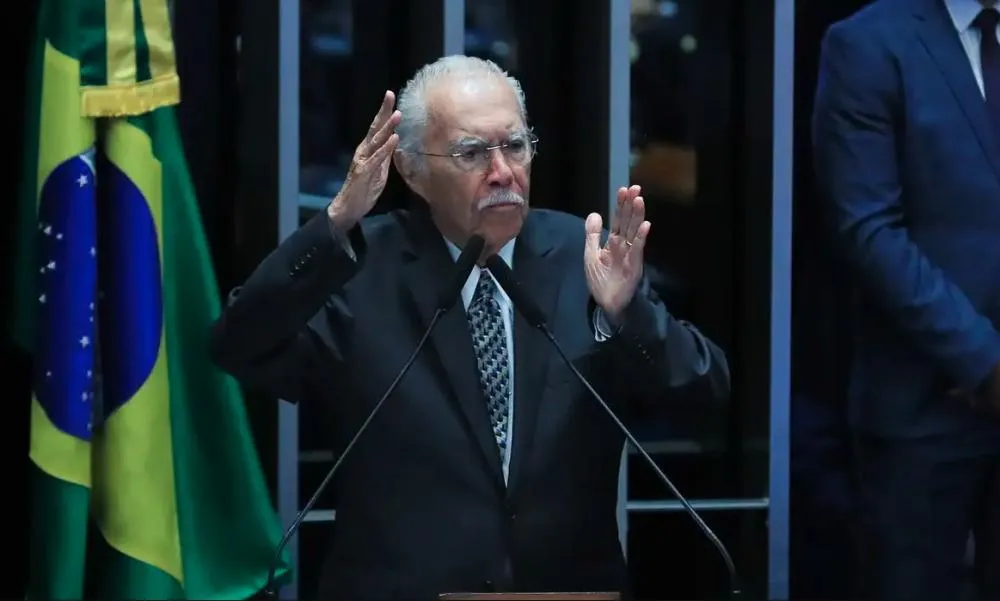 Ex-presidente José Sarney é internado com quadro de pneumonia